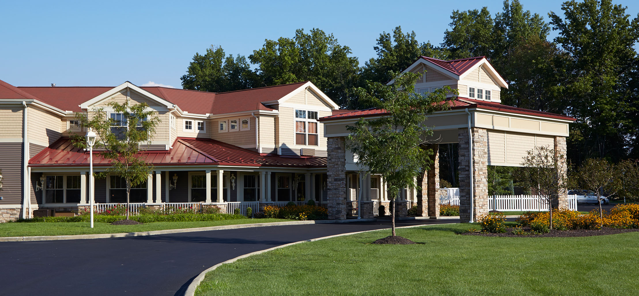 exterior of Aberdeen Crossings facility with white and stone columns - New Perspective Careers Assisted Living Careers